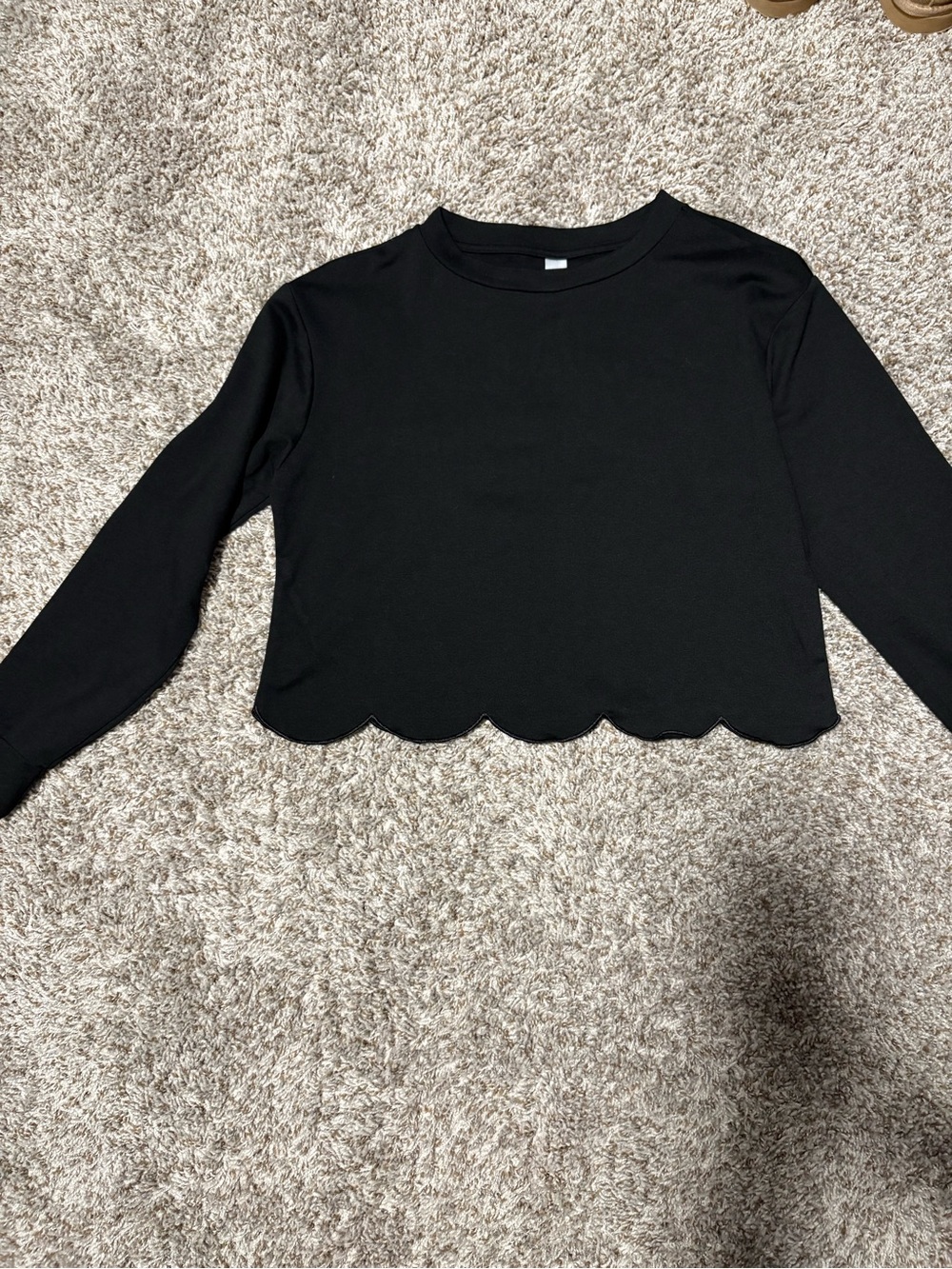 Black Scallop-Hem Long-Sleeve Crop Top